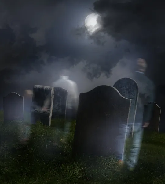 Призраки бродят по старому кладбищу — стоковое фото