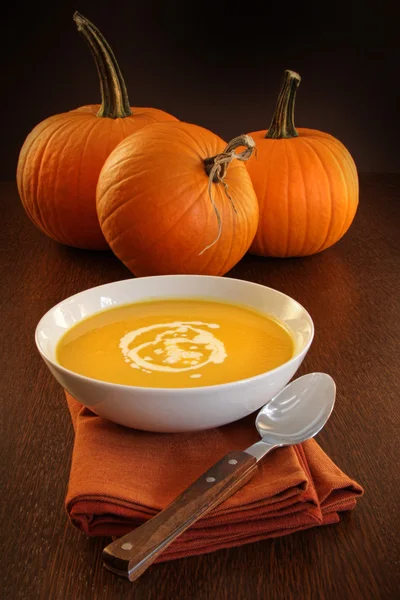 クリームとおいしいかぼちゃスープ — ストック写真