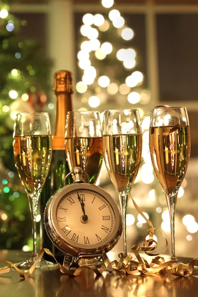 Quatro copos de champanhe prontos para o Ano Novo — Fotografia de Stock