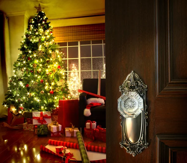 Porta de abertura em uma sala de estar de Natal — Fotografia de Stock