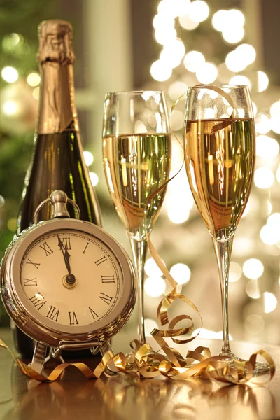Champagneglazen klaar om te brengen in het nieuwe jaar Stockfoto