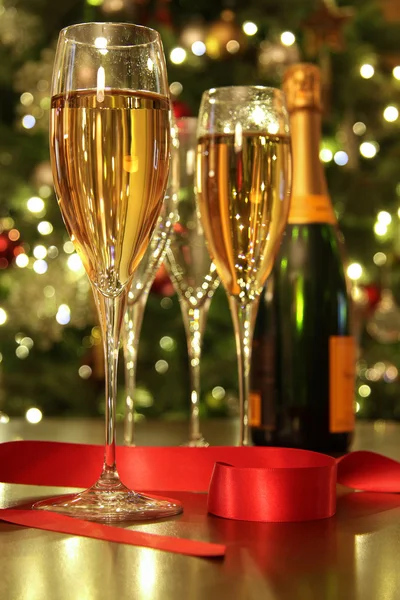 Okulary szampana z czerwoną wstążką — Zdjęcie stockowe