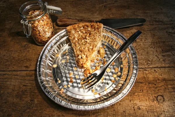 Último pedaço de torta de maçã em placa de alumínio — Fotografia de Stock