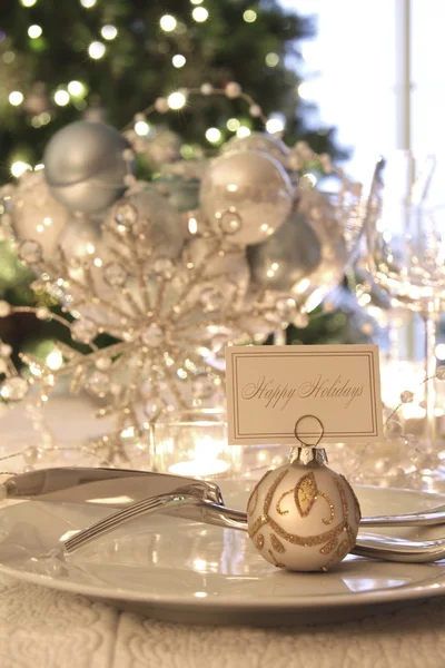 Elegante tavolo da pranzo natalizio con focus sul segnaposto — Foto Stock