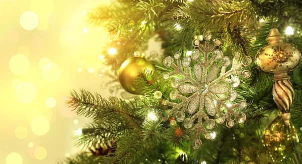 Decorações de árvore de Natal com fundo brilhante — Fotografia de Stock