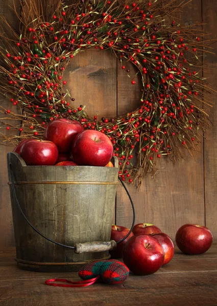 Trä hink med äpplen för semester — Stockfoto