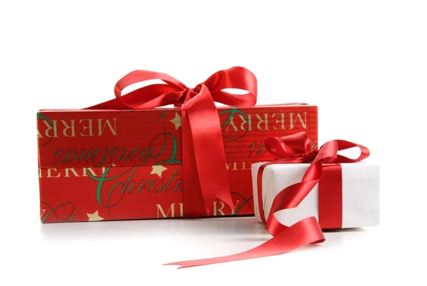 Noel hediye kutuları üzerinde beyaz izole — Stok fotoğraf