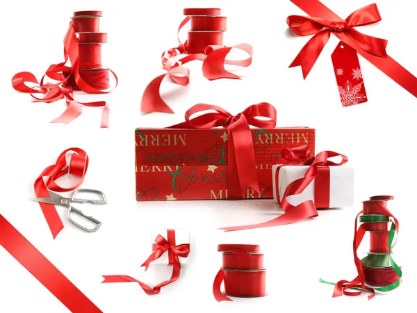 Diferentes tamaños de cintas rojas y cajas de regalo envueltas en blanco — Foto de Stock