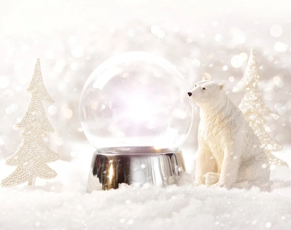 Снігова куля в зимовій сцені — стокове фото