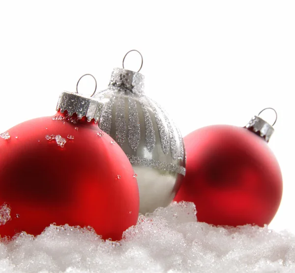 Três bolas de Natal vermelhas na neve — Fotografia de Stock