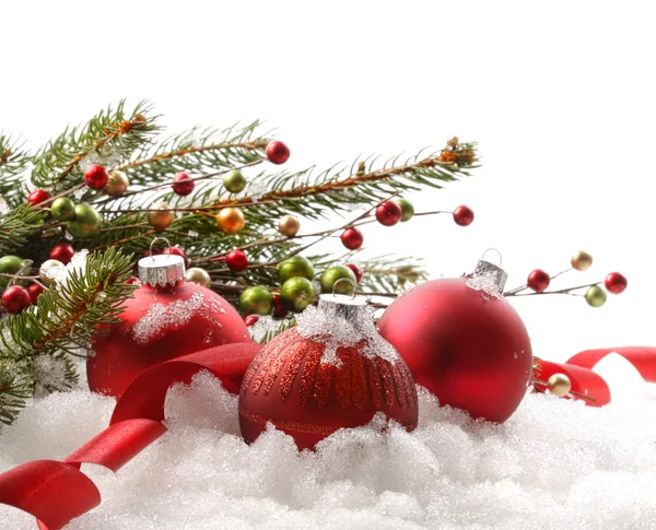 Röda julgranskulor i snön — Stockfoto