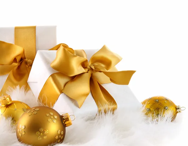Regalos de cinta dorada con bolas de Navidad — Stockfoto