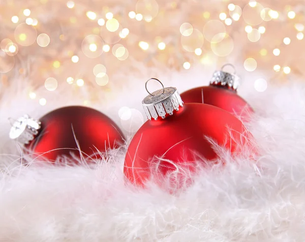 Красные рождественские шары на абстрактном фоне — стоковое фото