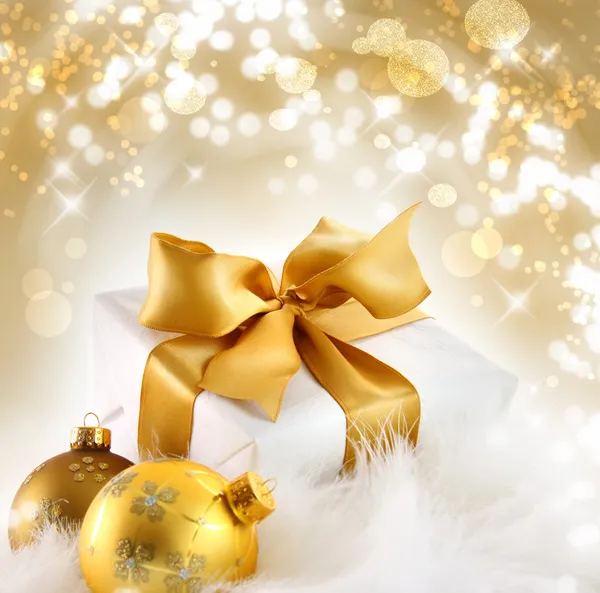Regalo de cinta de oro con fondo navideño —  Fotos de Stock