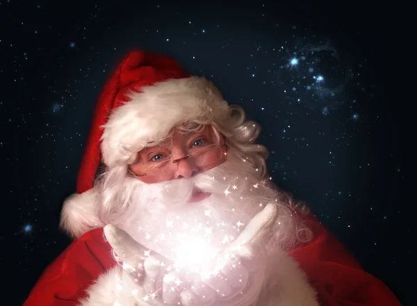 Santa κρατώντας μαγικά Χριστούγεννα φώτα στα χέρια — Φωτογραφία Αρχείου