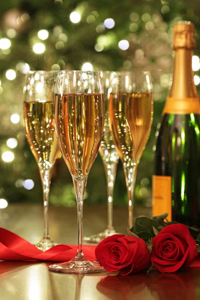 赤いバラとシャンパンのグラス — ストック写真