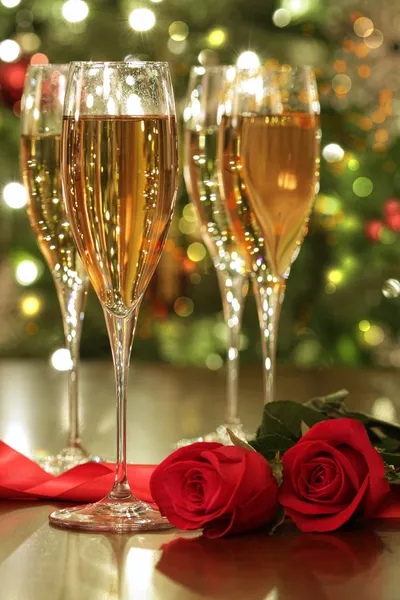 Gläser Champagner und rote Rosen — Stockfoto