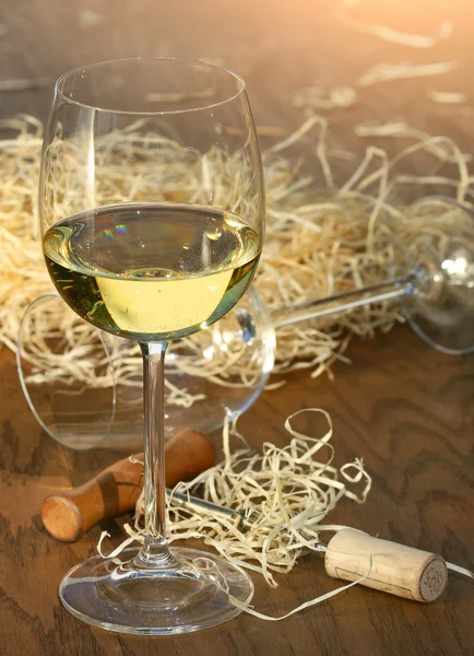 Copa de vino blanco con tornillo de corcho —  Fotos de Stock