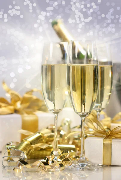 Празднование нового года шампанским — стоковое фото