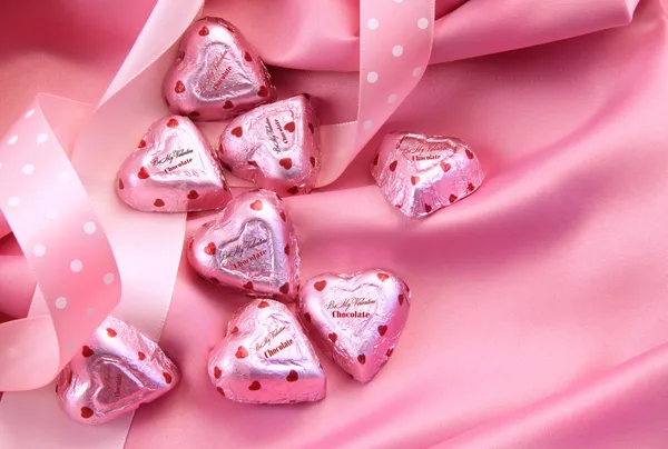 Valentýnská čokoláda hearts na růžové saténové — Stock fotografie