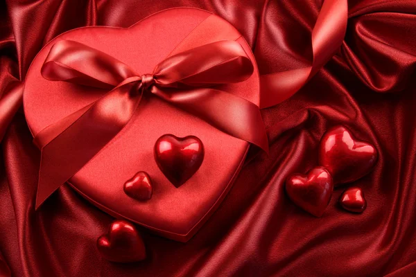Caixa de chocolates com fitas e corações — Fotografia de Stock