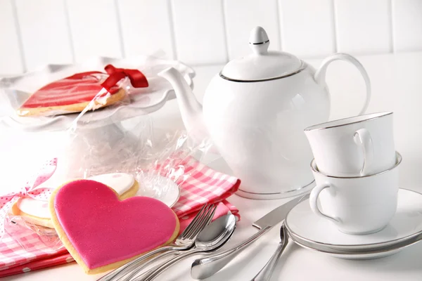 Galletas de San Valentín con tetera y tazas — Foto de Stock