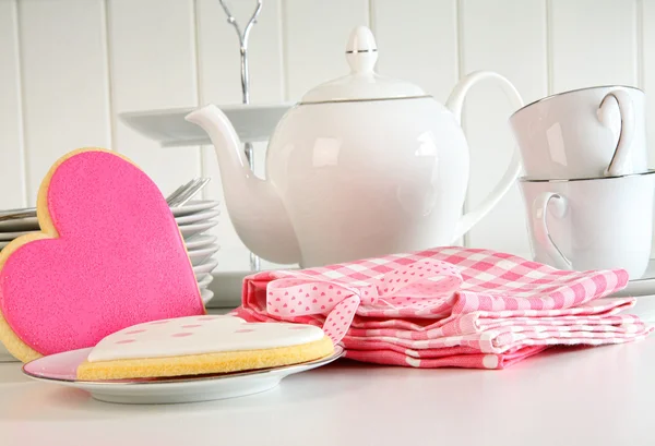 Hjärta Form Valentine Cookies Med Tekanna Och Koppar Köksbänken — Stockfoto