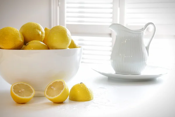 大きめのボウルにテーブルの上のレモン — ストック写真
