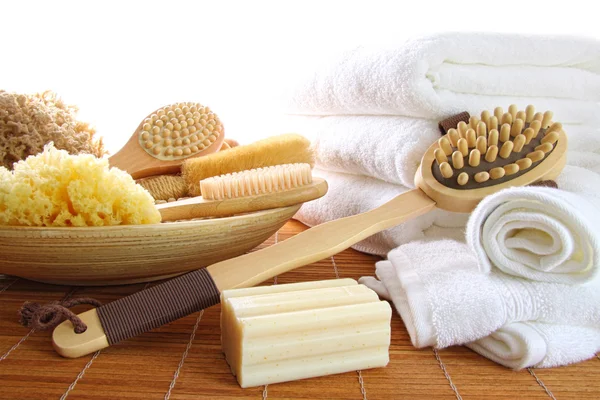 Spa ainda vida de escovas de banho sortidas e esponjas, toalhas de sabão — Fotografia de Stock