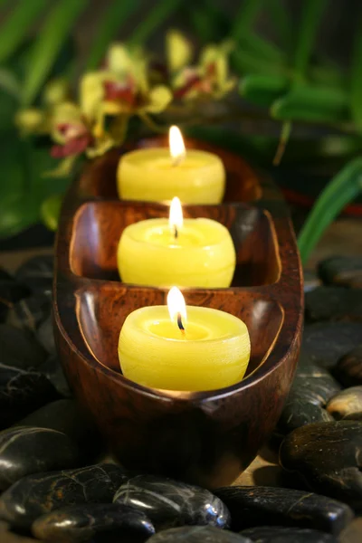 Spa kaarsen met rotsen voor aromatherapie — Stockfoto