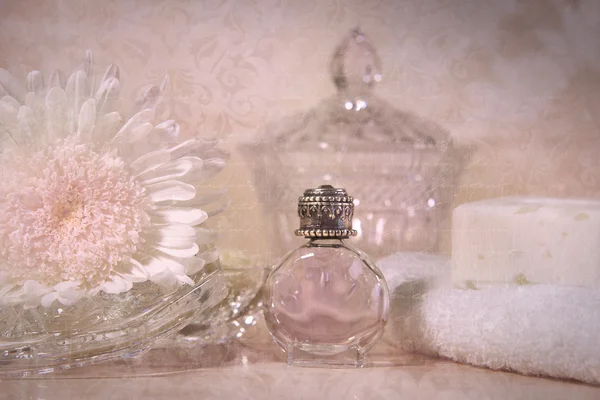 Vintage Parfymflaska Med Blomma Och Tvål — Stockfoto