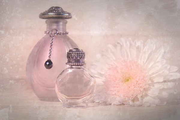 Старовинні парфумерні пляшки з квіткою — стокове фото