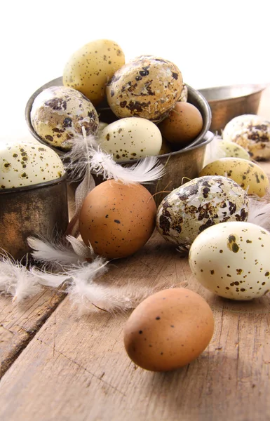 Uova marroni e bianche macchiettate sul tavolo — Foto Stock