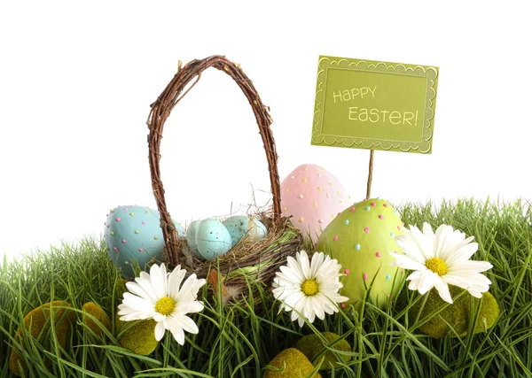 Huevos de Pascua con cesta en la hierba —  Fotos de Stock