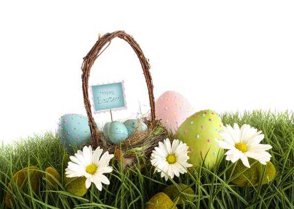 Velikonoční vejce s košíkem v trávě — Stock fotografie