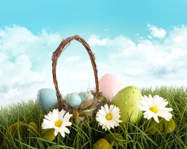 Velikonoční vejce s košíkem v trávě — Stock fotografie