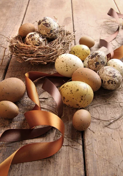 Brown and yellow eggs with ribbons for easter — Stock Photo, Image