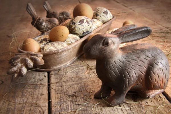 Hnědá velikonoční vajíčka s starožitný bunny na dřevo — Stock fotografie