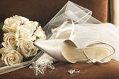 Svatební obuv s kyticí bílé růže a prsten