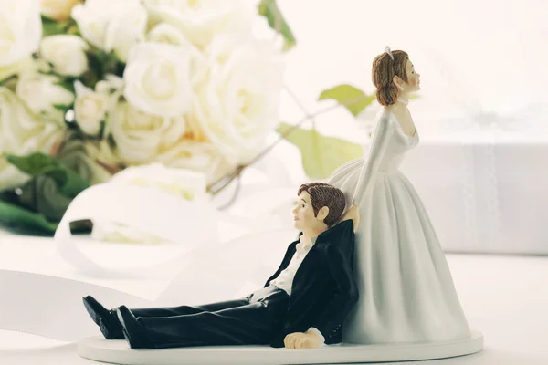 Figuras de bolo de casamento extravagantes em branco — Fotografia de Stock