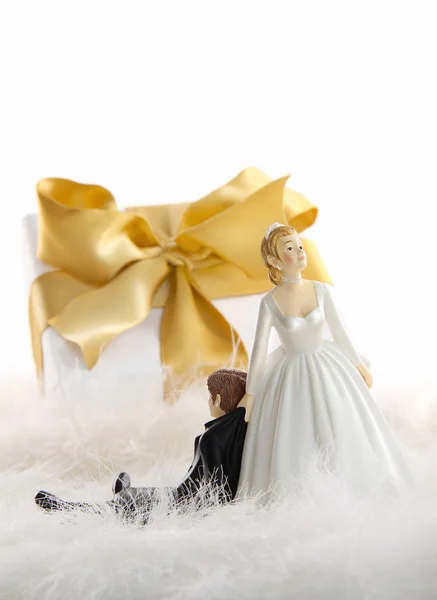 Wedding cake figures with gift on white — Stock Photo, Image