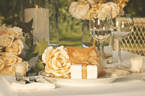 Hochzeitsgesellschaft bevorzugt auf Teller beim Empfang — Stockfoto