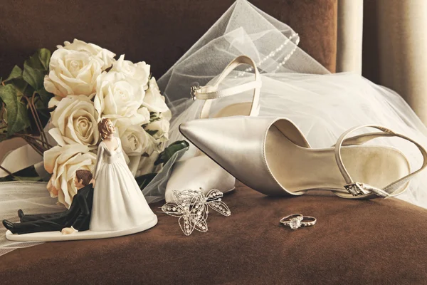 白玫瑰和一双鞋的婚礼在椅子上的花束 — 图库照片