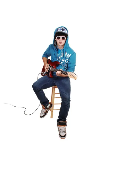 Tini fiú gitárral. — Stock Fotó