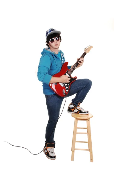 Teen chłopiec z gitarą. — Zdjęcie stockowe