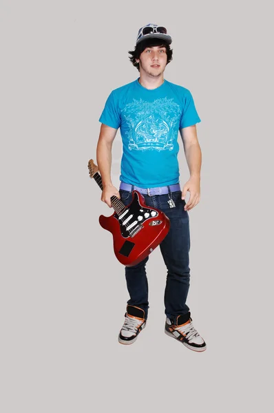Мальчик, стоящий с гитарой . — стоковое фото