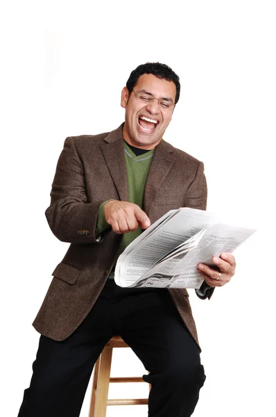 Hombre leyendo periódico. —  Fotos de Stock