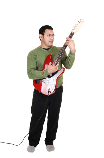 Człowiek stojący z gitara. — Zdjęcie stockowe