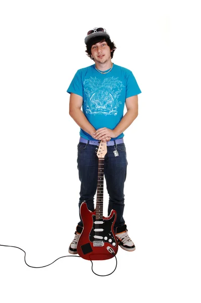 Junge steht mit Gitarre. — Stockfoto