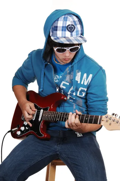 Tiener jongen met gitaar. — Stockfoto